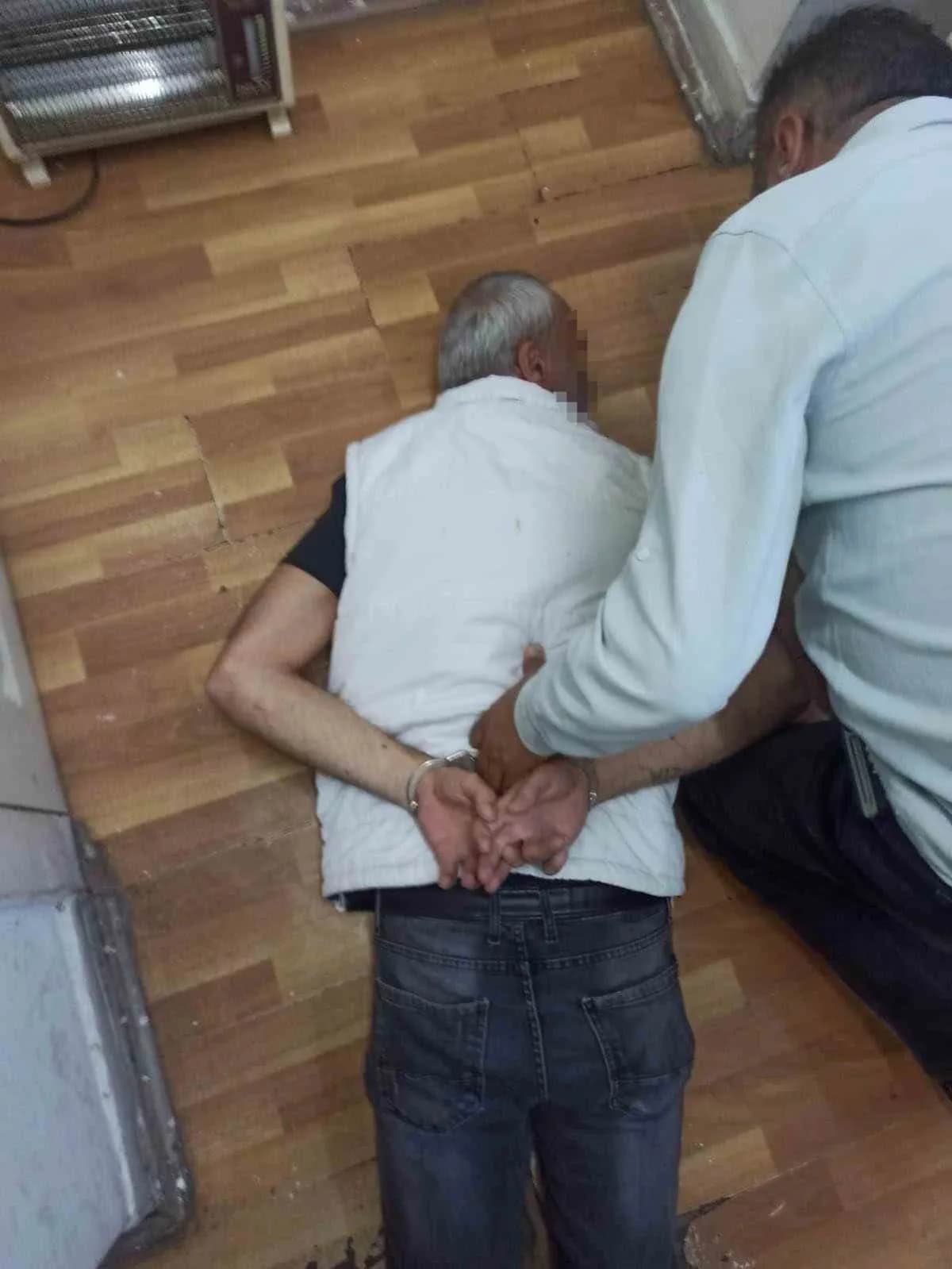 Ankara’nın Keçiören ilçesinde komşusunu darp edip silahla tehdit eden komşu ve 2 kişi tutuklandı.