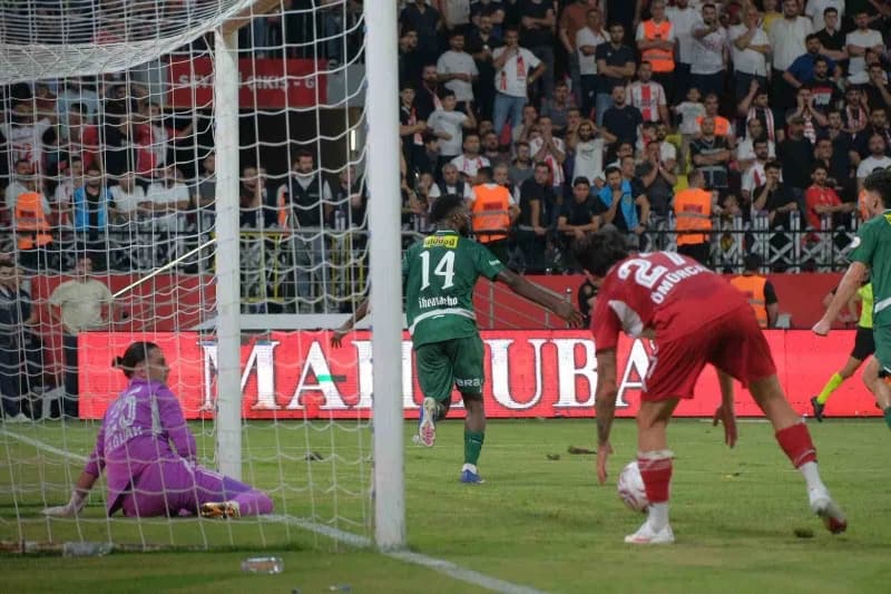 Kelechi Iheanacho, Batman Petrolspor maçında Bursaspor formasıyla gol sevinci yaşarken