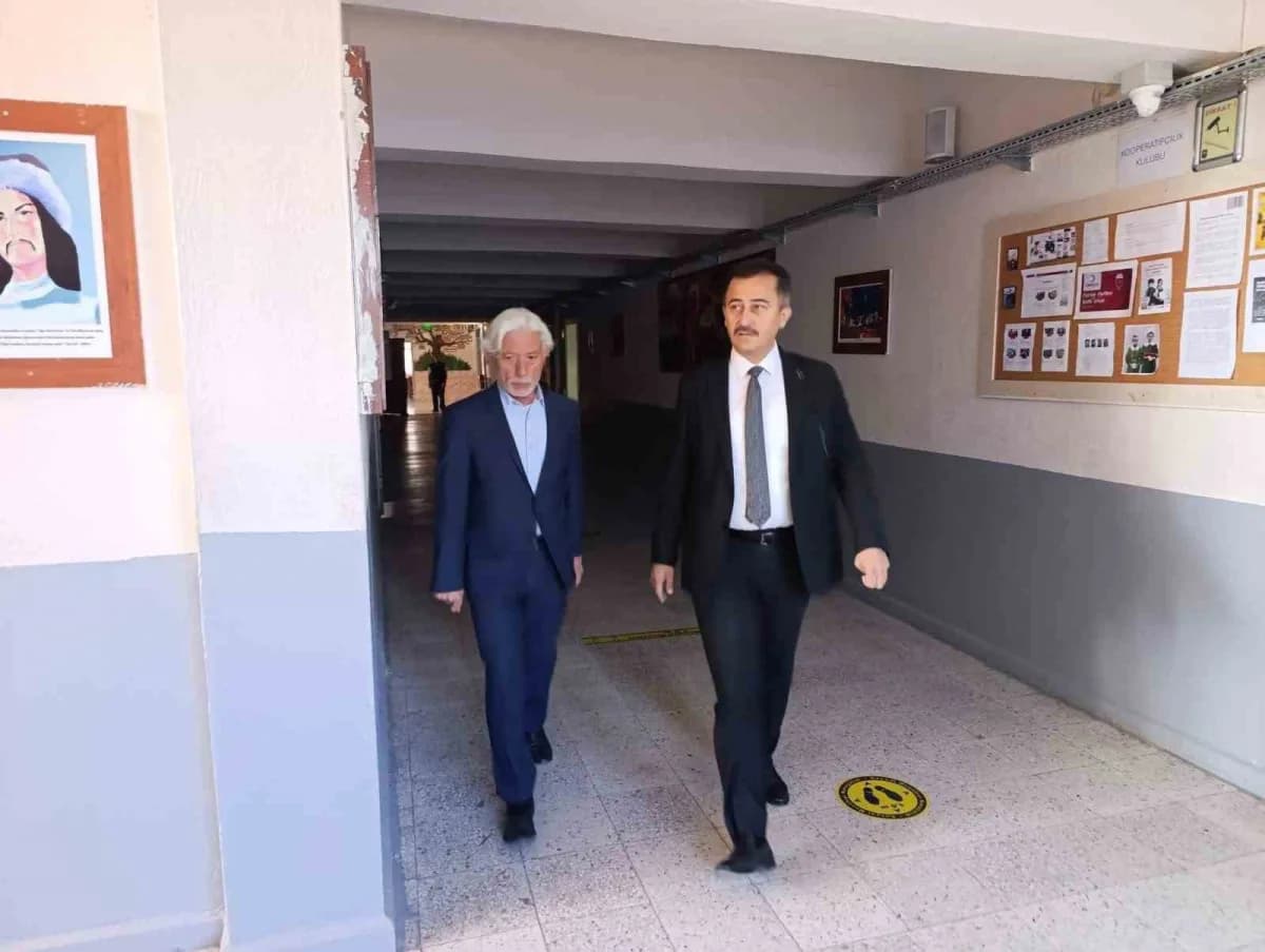 Afyonkarahisar Bolvadin İlçe Millî Eğitim Müdürü Mehmet Ali Keleş öğretmenlerle okulda görüşüyor