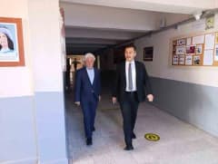 Afyonkarahisar Bolvadin İlçe Millî Eğitim Müdürü Mehmet Ali Keleş öğretmenlerle okulda görüşüyor