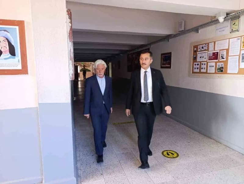 Afyonkarahisar Bolvadin İlçe Millî Eğitim Müdürü Mehmet Ali Keleş öğretmenlerle okulda görüşüyor
