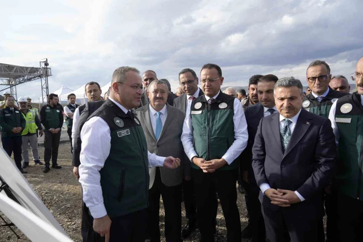 Gümüşhane Kelkit Çamur Barajı inşaatından su tutma işlemi görüntüsü