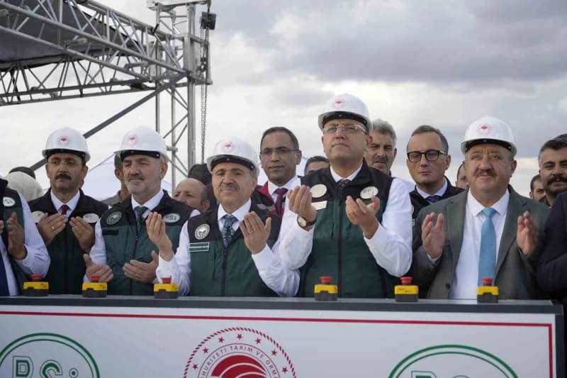 Konuşmaların ardından dualar eşliğinde butona basılarak baraj gölünde şu tutma işlemi başladı.