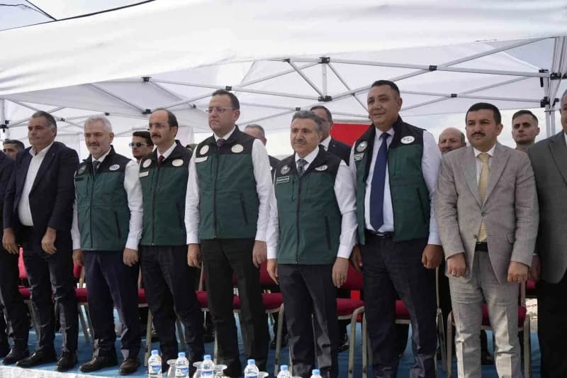 Su tutma törenine katılan tarım ve Orman Bakan Yardımcısı Ebubekir Gizligider ve diğer katılımcılar