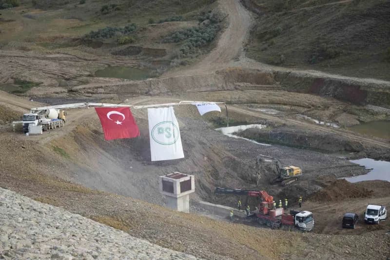 Gümüşhane’nin Kelkit ilçesinde yapımı sürdürülen Çamur Barajı’nda Su tutma işlemi başlatıldı. Tamamlandığında 56 bin 500