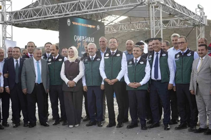 Su tutma törenine katılan tarım ve Orman Bakan Yardımcısı Ebubekir Gizligider ve diğer katılımcılar