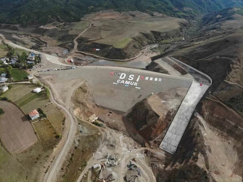 Gümüşhane’nin Kelkit ilçesinde yapımı sürdürülen Çamur Barajı’nda Su tutma işlemi başlatıldı.