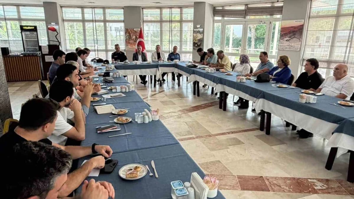 Kemer ilçesinde afet koordinasyon toplantısına katılan yetkililer ve kurum temsilcileri