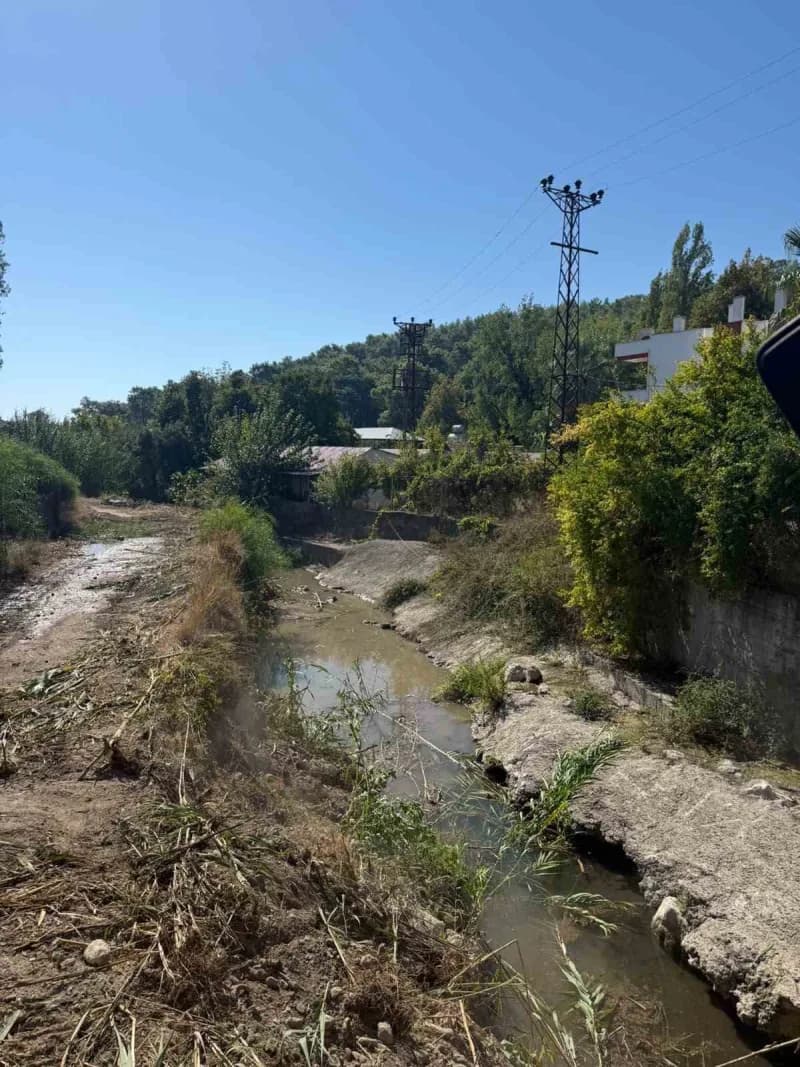 Kemer Belediyesi Fen İşleri Müdürlüğü ekipleri, yaklaşan kış ayları öncesinde ilçe genelindeki dere ve kanallarda temizl
