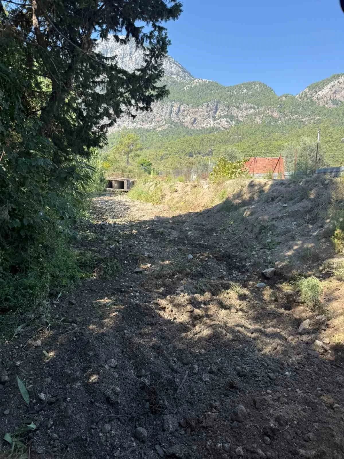 Kemer Belediyesi Fen İşleri Müdürlüğü ekipleri, yaklaşan kış ayları öncesinde ilçe genelindeki dere ve kanallarda temizl