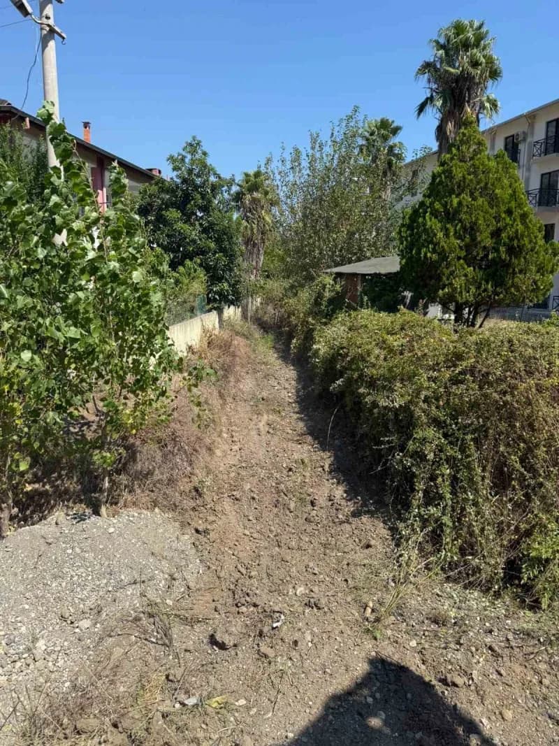 Kemer Belediyesi Fen İşleri Müdürlüğü ekipleri, yaklaşan kış ayları öncesinde ilçe genelindeki dere ve kanallarda temizl
