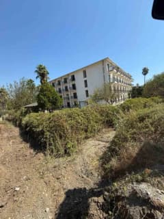 Kemer’de belediye ekipleri dere ve kanallarda kış öncesi temizlik çalışması yapıyor