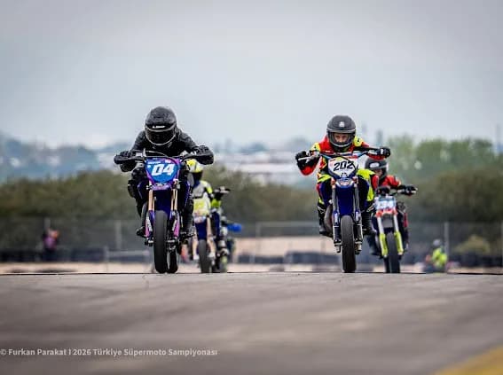 Kenan Sofuoğlu ve oğlu Zayn Sofuoğlu Bursa Büyükşehir Belediyesi Motor Sporları Merkezi’nde motosiklet yarışı sırasında