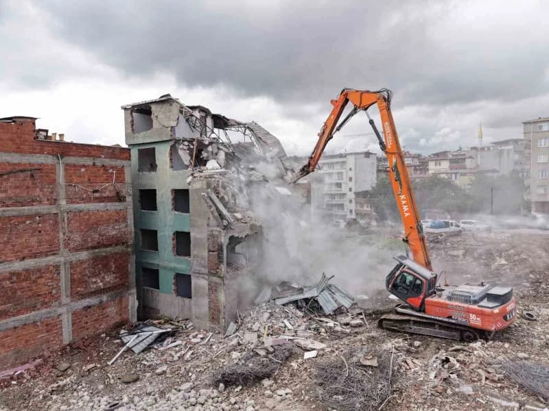 Samsun’da kentsel dönüşümün 2. Ve 3. Etabı Zeytinlik mahallesinde gerçekleşen yıkımlarla başladı. Yıkım çalışmalarını Sa