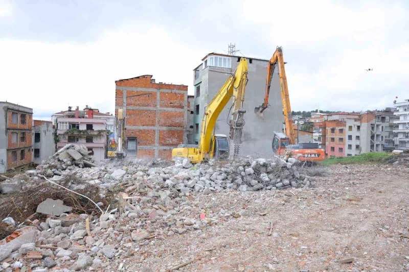 Samsun’da kentsel dönüşümün 2. Ve 3. Etabı Zeytinlik mahallesinde gerçekleşen yıkımlarla başladı. Yıkım çalışmalarını Sa