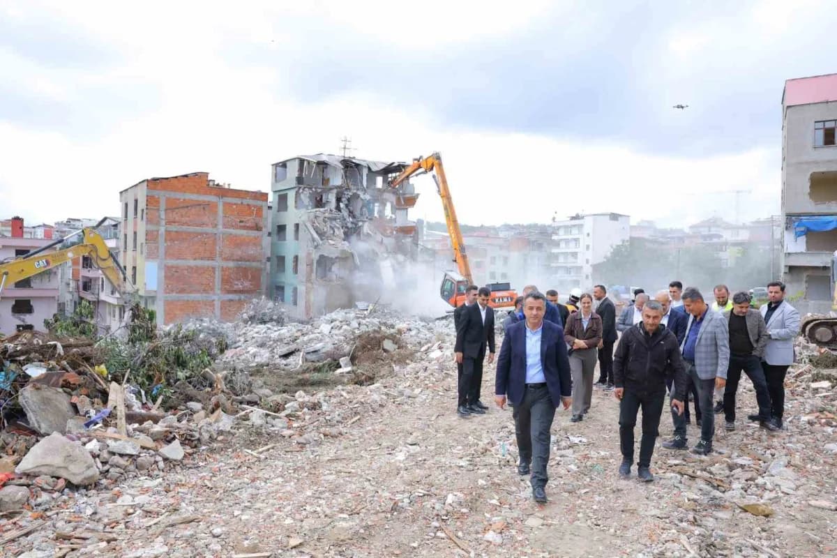 Samsun’da kentsel dönüşümün 2. Ve 3. Etabı Zeytinlik mahallesinde gerçekleşen yıkımlarla başladı. Yıkım çalışmalarını Sa