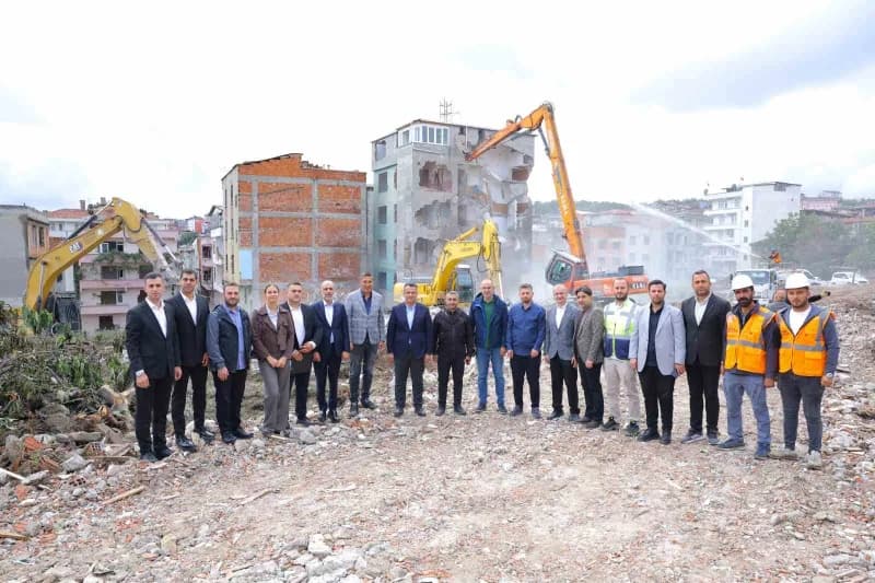 Samsun Zeytinlik Mahallesi’nde kentsel dönüşüm kapsamında yıkım çalışmaları devam ediyor