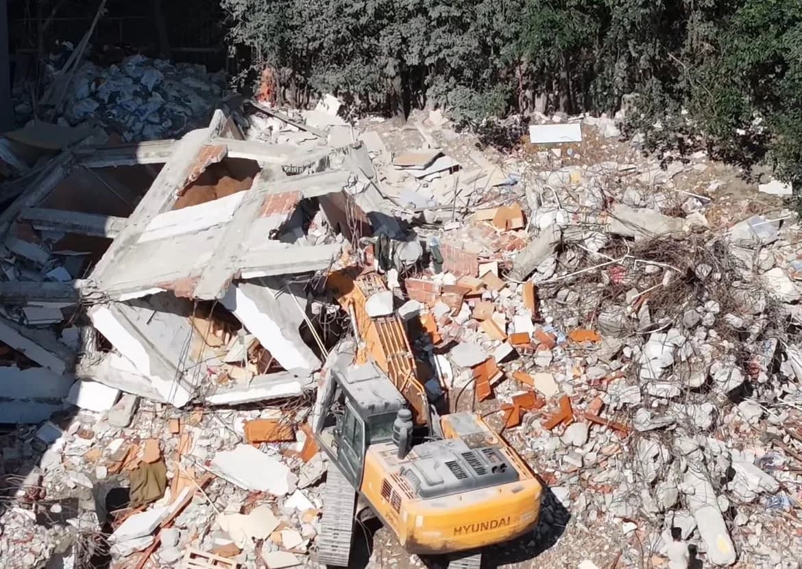 Küçükçekmece’de kentsel dönüşüm kapsamında yıkımı gerçekleştirilen bir binada kısmi çökme meydana geldi.