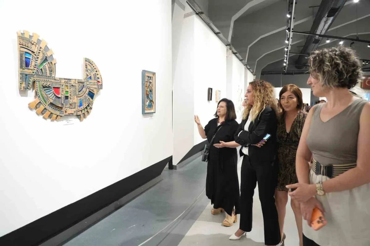 Kepez Belediyesi’nin ev sahipliğinde açılan "İZ" davetli Çağdaş Seramik Sergisi, 50 sanatçının 50 eserini sanatseverlerl