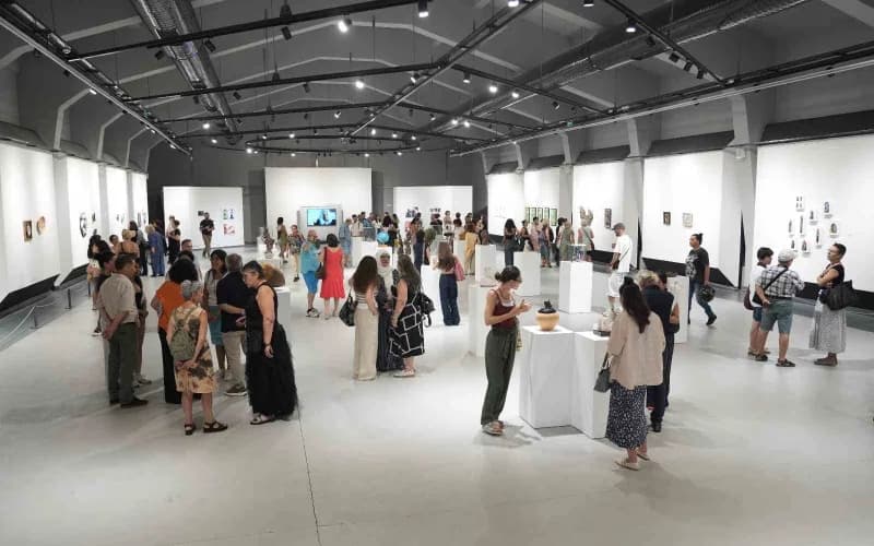 Kepez Belediyesi’nin ev sahipliğinde açılan "İZ" davetli Çağdaş Seramik Sergisi, 50 sanatçının 50 eserini sanatseverlerl