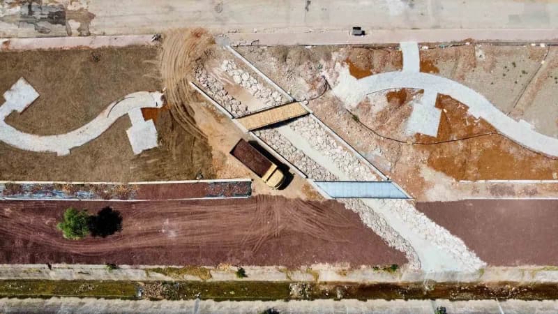Kepez Belediyesi'nin Fevzi Çakmak Mahallesi Şelale Caddesi'nde hayata geçirdiği kanal boyu park projesinde çalışmalar et
