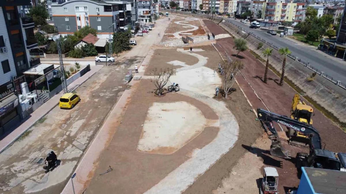 Kepez Belediyesi'nin Fevzi Çakmak Mahallesi Şelale Caddesi'nde hayata geçirdiği kanal boyu park projesinde çalışmalar et