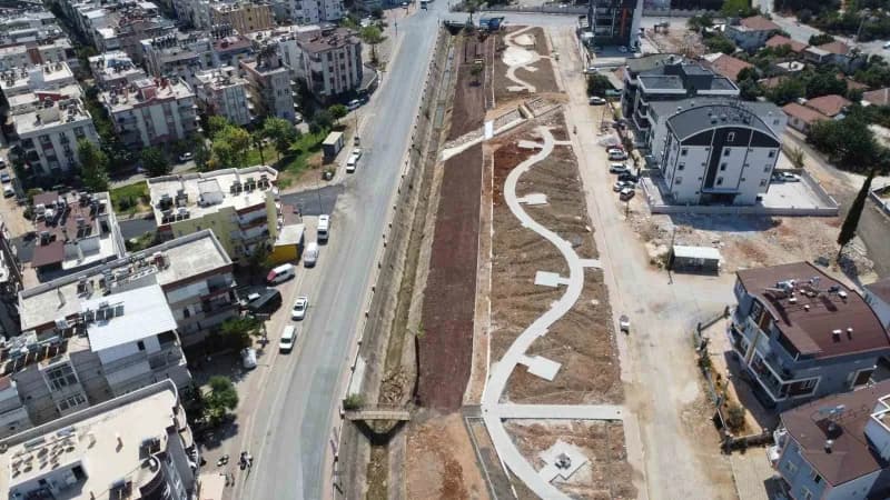 Kepez Belediyesi'nin Fevzi Çakmak Mahallesi Şelale Caddesi'nde hayata geçirdiği kanal boyu park projesinde çalışmalar et