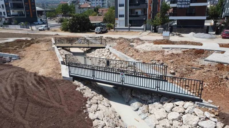 Kepez Belediyesi'nin Fevzi Çakmak Mahallesi Şelale Caddesi'nde hayata geçirdiği kanal boyu park projesinde çalışmalar et