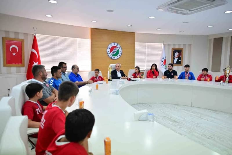 Kepez Belediyesi Spor Kulübü’nün Futbol ve Güreş takımları, elde ettikleri şampiyonlukların ardından Kepez Belediye Başk