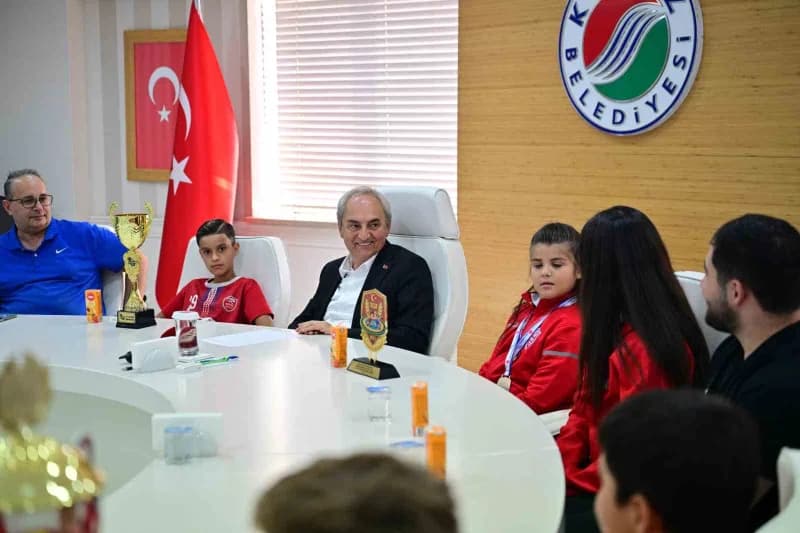 Kepez Belediyesi Spor Kulübü’nün Futbol ve Güreş takımları, elde ettikleri şampiyonlukların ardından Kepez Belediye Başk
