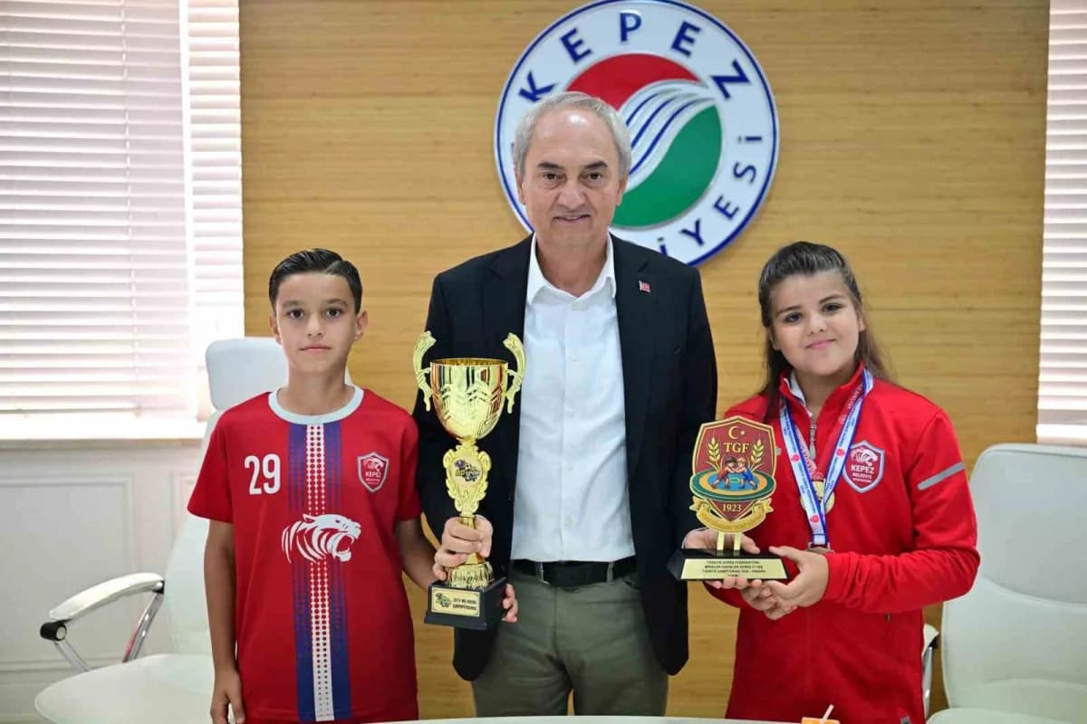 Kepez Belediyesi Spor Kulübü’nün Futbol ve Güreş takımları, elde ettikleri şampiyonlukların ardından Kepez Belediye Başk