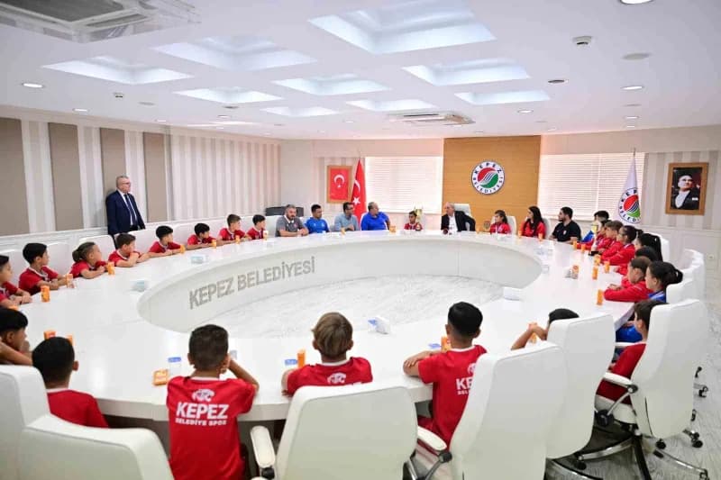 Kepez Belediyesi Spor Kulübü’nün Futbol ve Güreş takımları, elde ettikleri şampiyonlukların ardından Kepez Belediye Başk