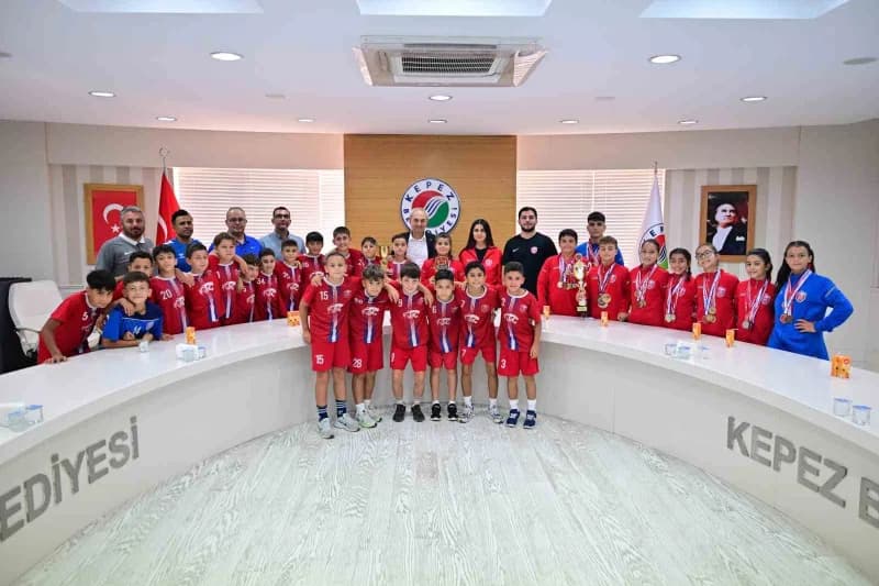 Kepez Belediyesi genç futbol ve güreş takımları Başkan Mesut Kocagöz ile bir arada
