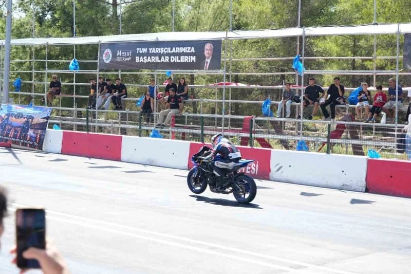 Kepez Belediyesi’nin ev sahipliğinde düzenlenen Türkiye MotoDrag Şampiyonası’nın 3. Ayak yarışlarında heyecan Kepez Yeni