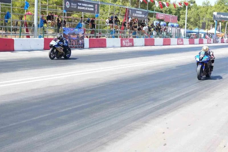 Kepez Belediyesi’nin ev sahipliğinde düzenlenen Türkiye MotoDrag Şampiyonası’nın 3. Ayak yarışlarında heyecan Kepez Yeni