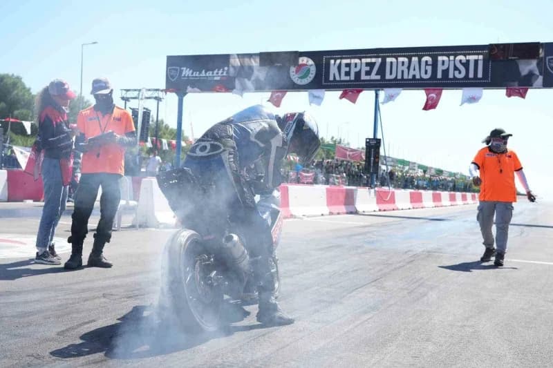 Kepez Belediyesi’nin ev sahipliğinde düzenlenen Türkiye MotoDrag Şampiyonası’nın 3. Ayak yarışlarında heyecan Kepez Yeni