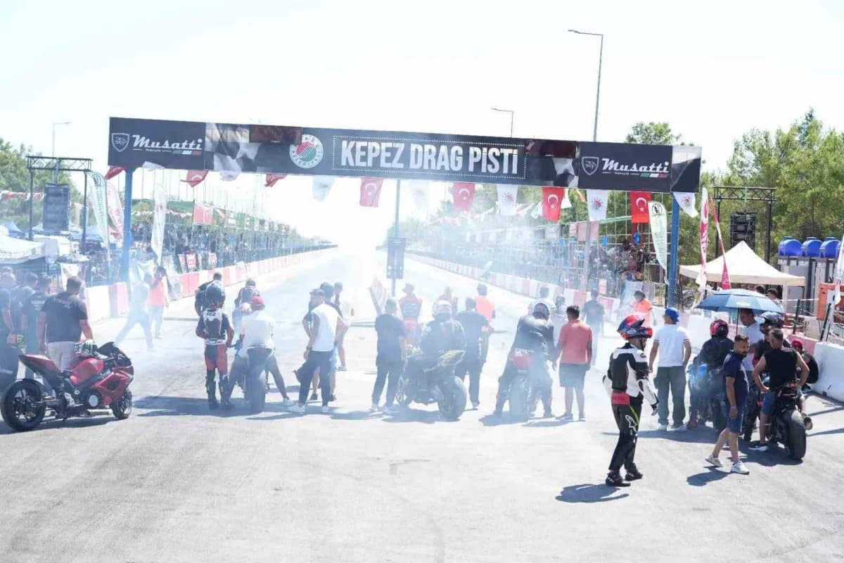 Kepez Belediyesi’nin ev sahipliğinde düzenlenen Türkiye MotoDrag Şampiyonası’nın 3. Ayak yarışlarında heyecan Kepez Yeni