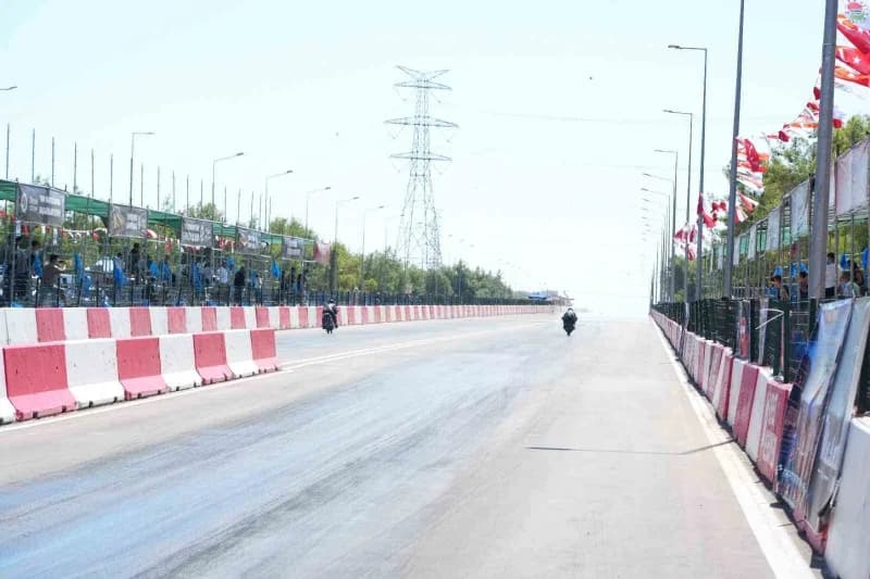 Kepez Belediyesi’nin ev sahipliğinde düzenlenen Türkiye MotoDrag Şampiyonası’nın 3. Ayak yarışlarında heyecan Kepez Yeni