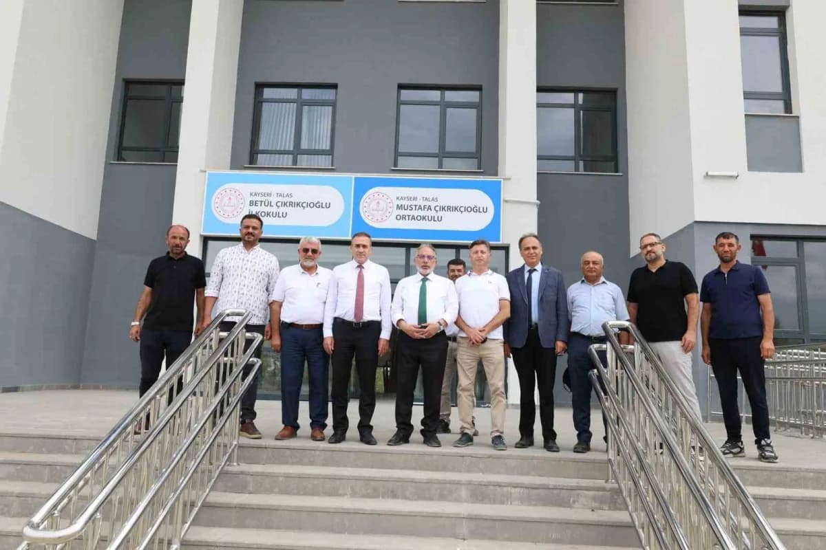 Kepez’de yapımı tamamlanan modern okul binasının dış cephesi ve çevre düzenlemesi