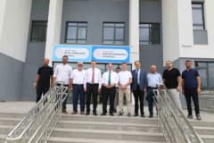 Kepez’de yapımı tamamlanan modern okul binasının dış cephesi ve çevre düzenlemesi