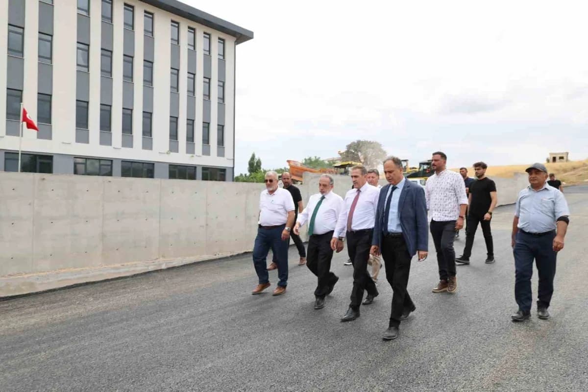 Talas Belediye Başkanı Mustafa Yalçın, Kepez’de yapımı tamamlanan MODERN okul binasının 28 Eylül’de eğitim öğretimin hiz