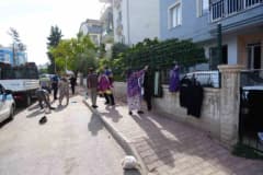 Kepez Belediyesi zabıta ekipleri pazar yerinde denetim yaparken