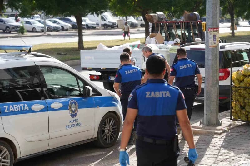 Kepez Belediyesi Zabıta Müdürlüğü ekipleri, ilçe genelindeki pazar yerlerinde vatandaşların güvenli, huzurlu ve konforlu