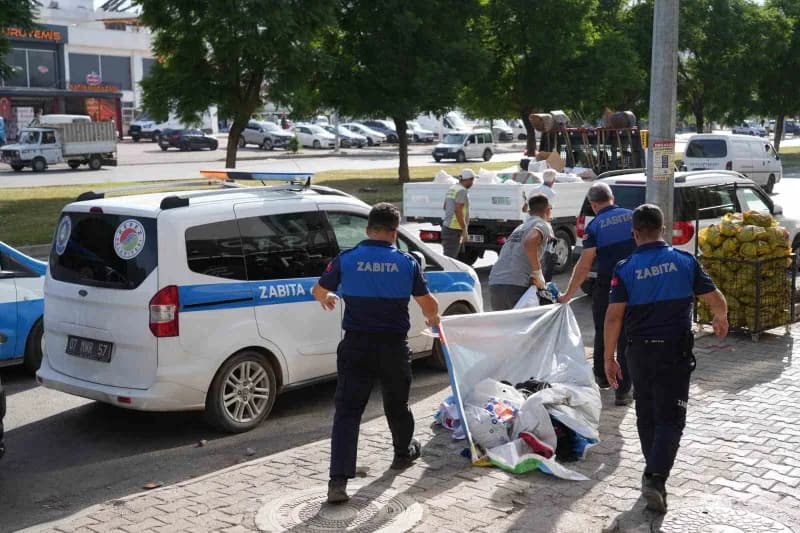 Kepez Belediyesi Zabıta Müdürlüğü ekipleri, ilçe genelindeki pazar yerlerinde vatandaşların güvenli, huzurlu ve konforlu