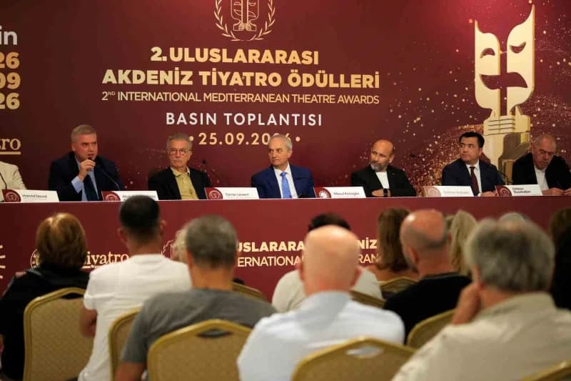 2. Uluslararası Tiyatro Ödülleri öncesi düzenlenen toplantıda konuşan Kepez Belediye Başkanı Mesut Kocagöz, Kepez’i sana
