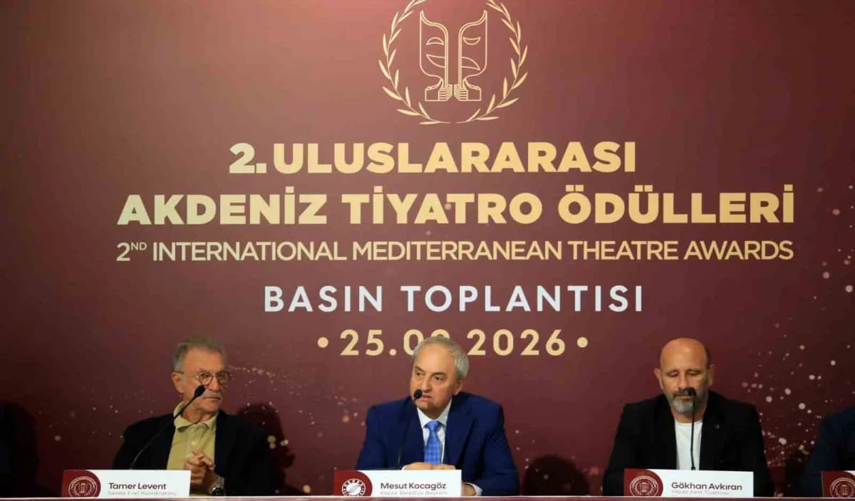 2. Uluslararası Tiyatro Ödülleri öncesi düzenlenen toplantıda konuşan Kepez Belediye Başkanı Mesut Kocagöz, Kepez’i sana