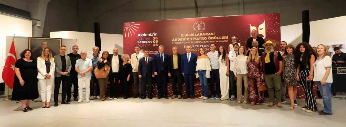 Kepez’de düzenlenen 2. Uluslararası Tiyatro Ödülleri basın toplantısından bir kare