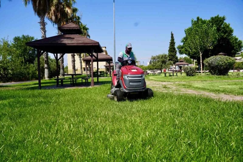 Kepez Belediyesi ekipleri yeşil alanlarda çim biçme ve ağaç budama çalışması yapıyor