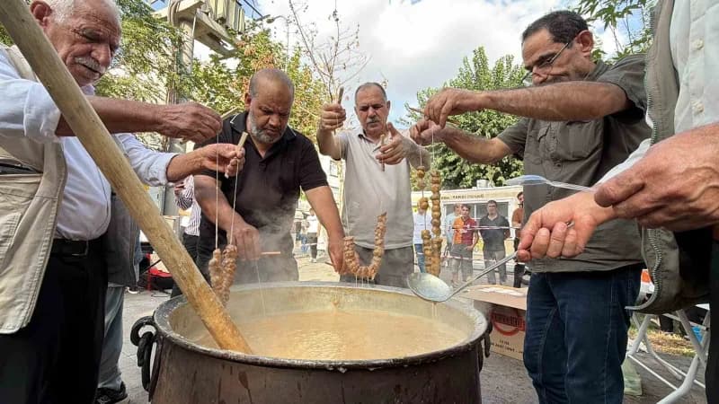 Siverek Kanlıkuyu Meydanı’nda düzenlenen geleneksel 8. Kerge etkinliğinde bulamaç kaynatılırken ve vatandaşlar halay çek