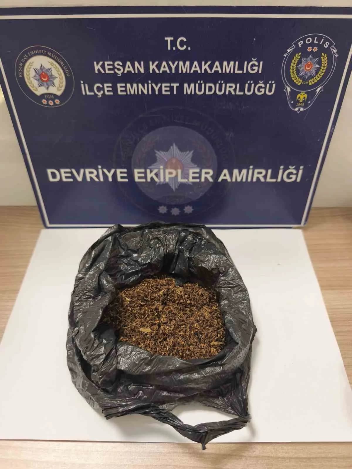 Edirne Keşan’da polis ekipleri uyuşturucu operasyonu sırasında ele geçirilen maddeleri inceliyor